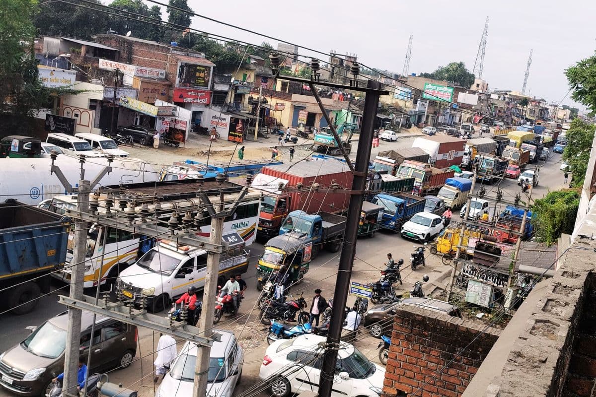 PHOTOS: सुभाष चौक क्रॉसिंग खुलने के दूसरे दिन भी जाम से कराहता रहा गोविंदपुर, बड़े हादसे का अंदेशा
