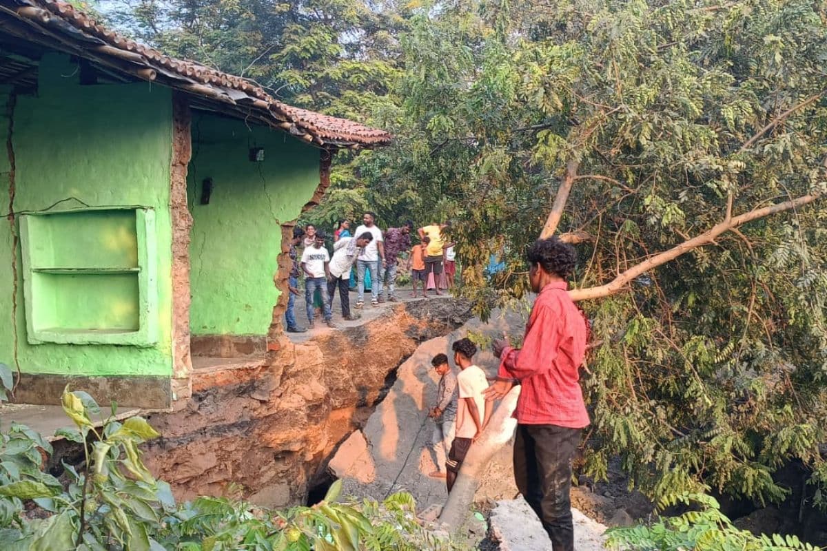 Dhanbad News: जोरदार आवाज के साथ देखते ही देखते एक घर जमींदोज, बाल-बाल बचा युवक