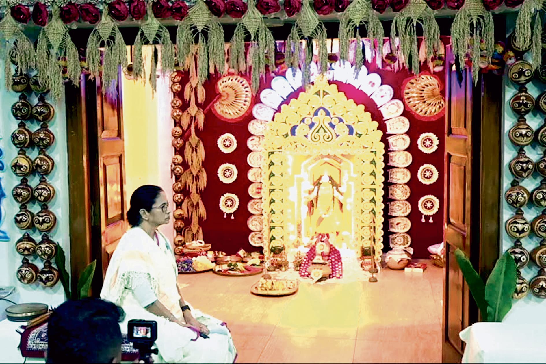 कालीपूजा : सीएम आवास पर पहुंचे नेता-मंत्री और अफसर