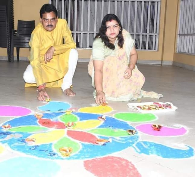 दीपों से जगमगाया शहर, उमंग संग जमकर हुई आतिशबाजी