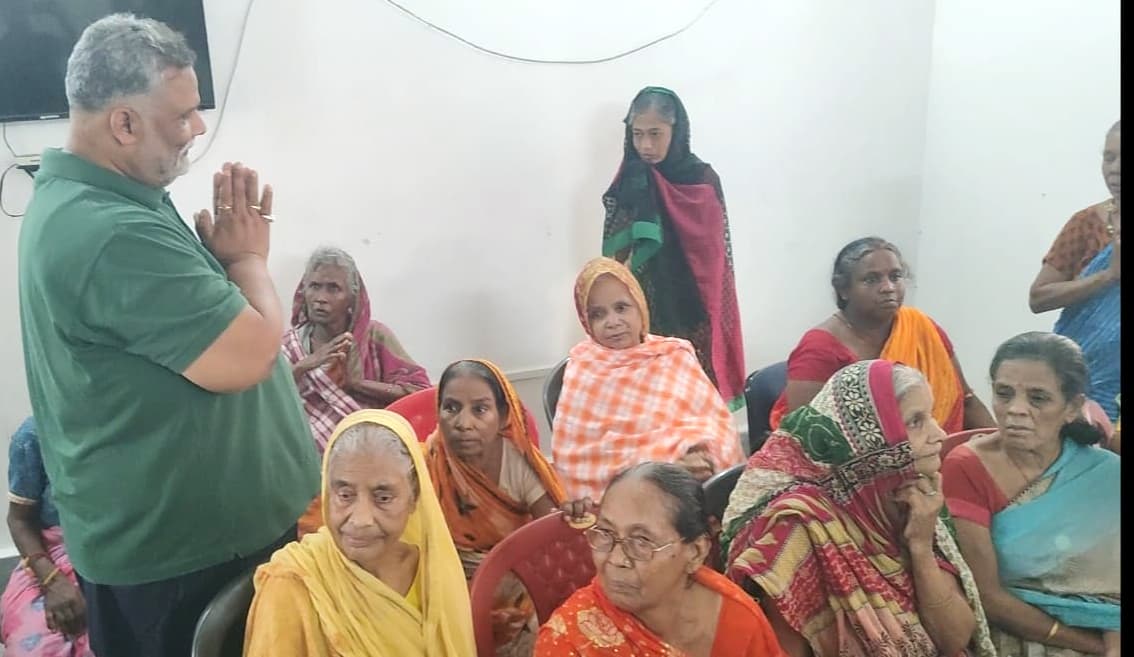 सांसद ने वृद्धा आश्रम में बुजुर्गों से लिया आशीर्वाद, उपहार बांटकर मनायी खुशियां