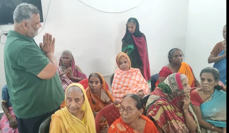 सांसद ने वृद्धा आश्रम में बुजुर्गों से लिया आशीर्वाद, उपहार बांटकर मनायी खुशियां