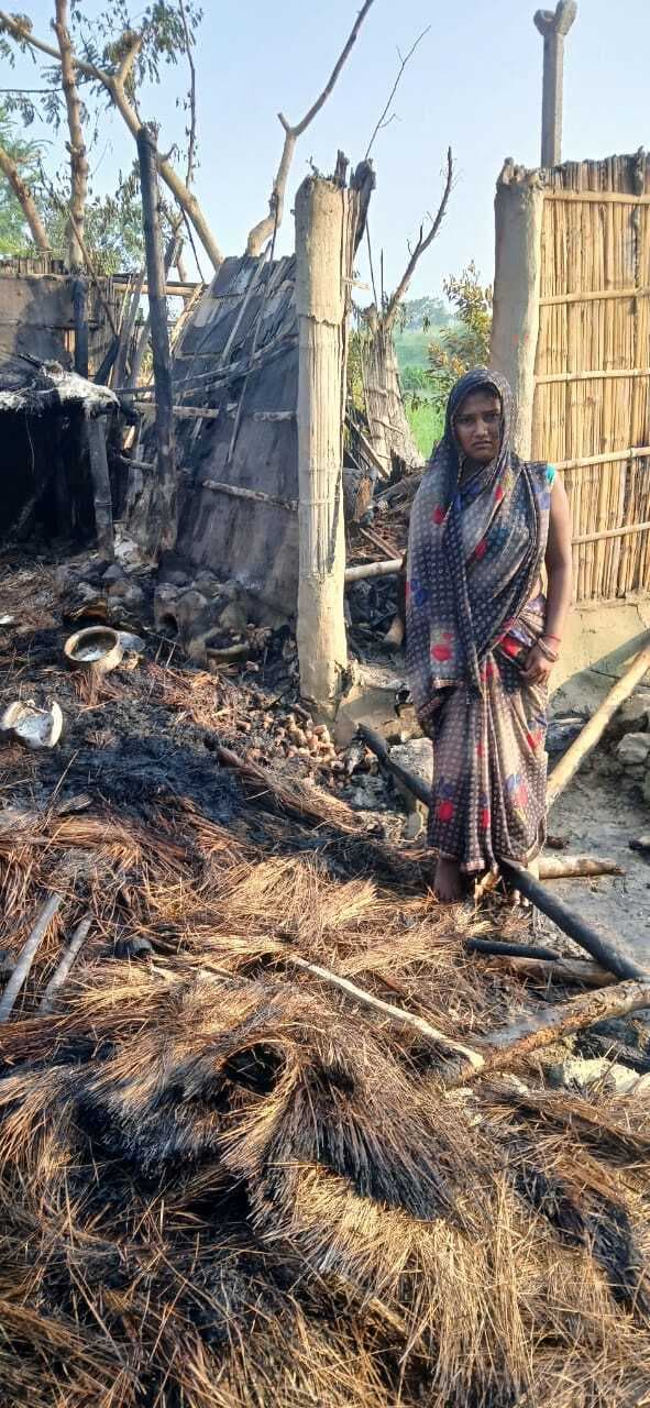 आग से तीन घर हुआ खाक,मुआवजा की मांग