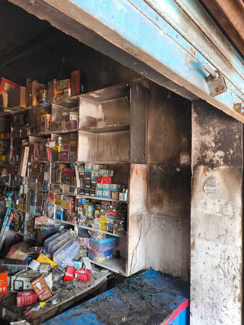 इलेक्ट्रॉनिक दुकान में लगी आग, सामान खाक