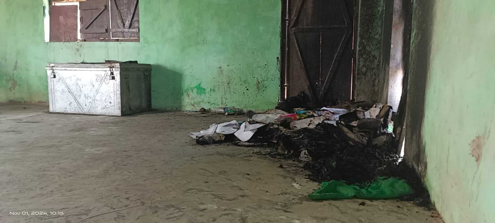 ग्राम कचहरी में आग लगने से उपयोगी दस्तावेज जलकर राख