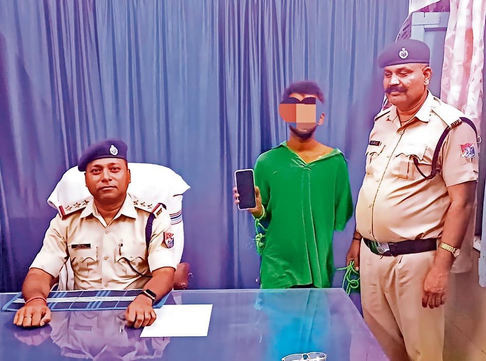 Gaya News : ट्रेनों में मोबाइल छीननेवाला धनबाद का युवक गिरफ्तार