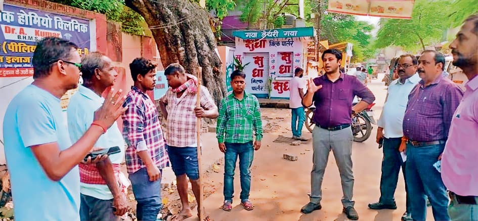 Gaya News : स्वच्छता पदाधिकारी से स्पष्टीकरण, ड्यूटी से गायब सफाईकर्मियों के मानदेय में कटौती का आदेश