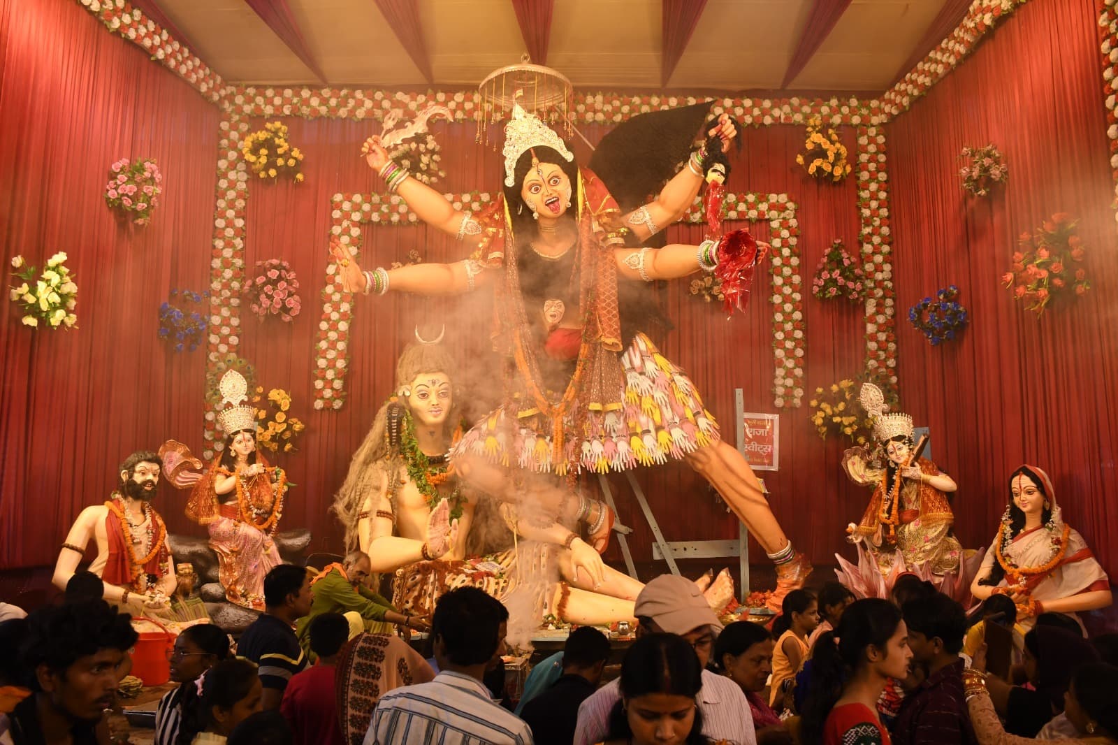 काली मंदिरों में माता के दर्शन को उमड़ी श्रद्धालुओं की भीड़, श्रद्धालुओं ने मांगी मन्नतें