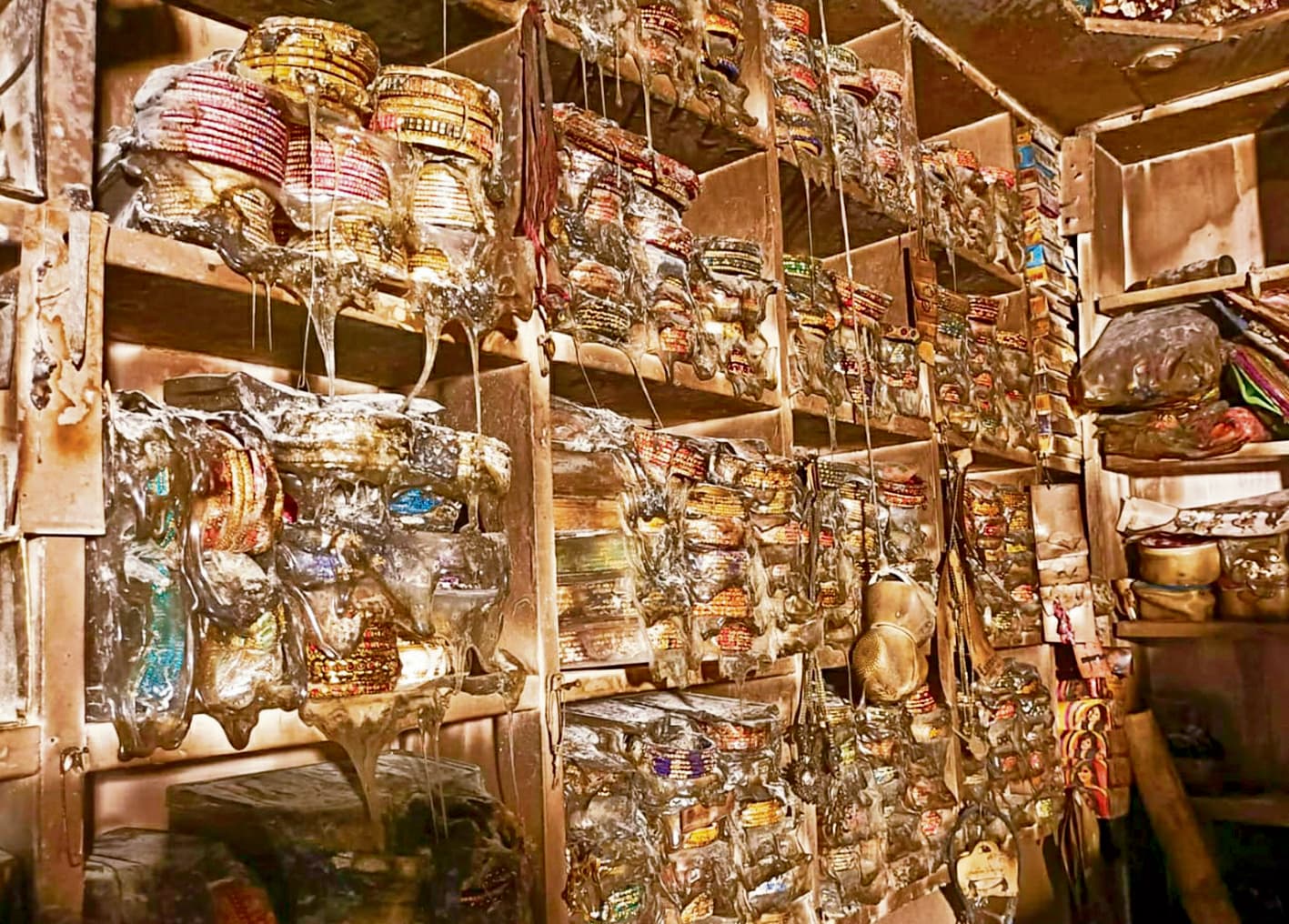 siwan news : शॉर्ट सर्किट से जनरल स्टोर में लगी आग,  "18 लाख की क्षति