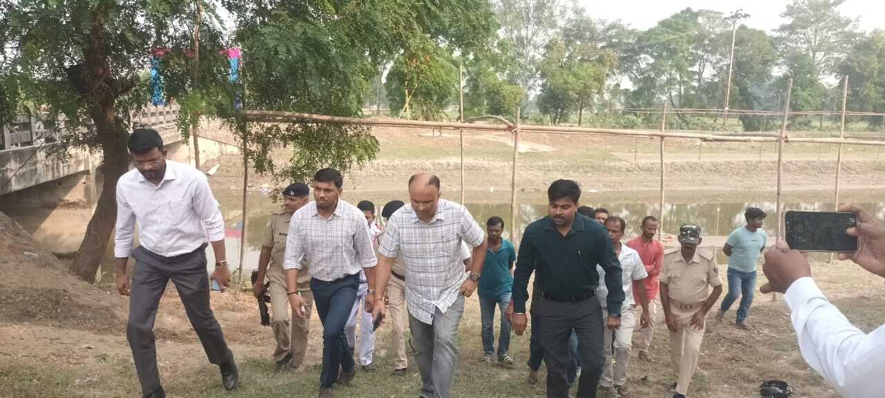 डीएम ने रानीगंज प्रखंड के विभिन्न छठ घाटों का किया निरीक्षण