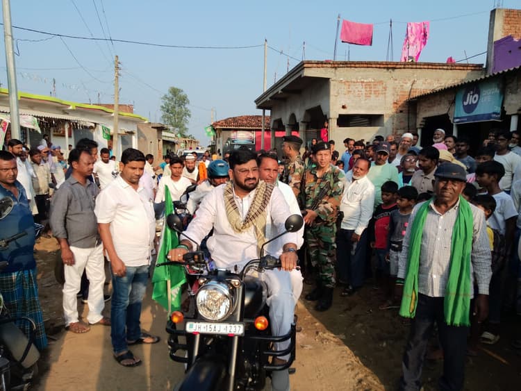 मंत्री हफीजुल ने मंईयां सम्मान, बिजली बिल माफी व अन्य योजनाओं के बारे में लोगों को बताया, किया जनसंपर्क