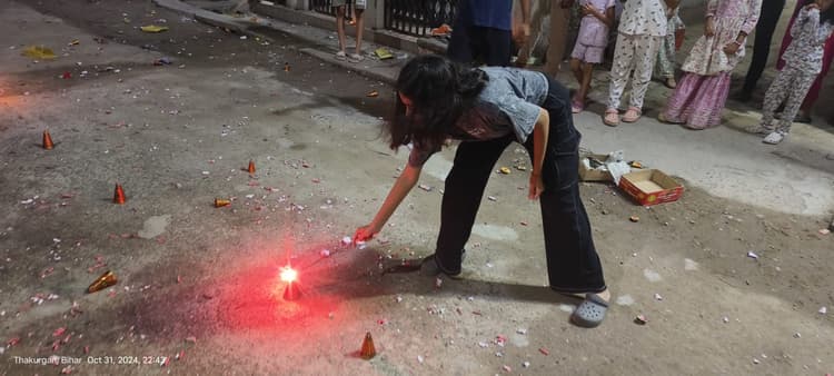 जिले में धूमधाम से मनायी गयी दीपावली, श्रद्धापूर्वक हुई गणेश-लक्ष्मी की पूजा, रात भर रही पटाखों की गूंज