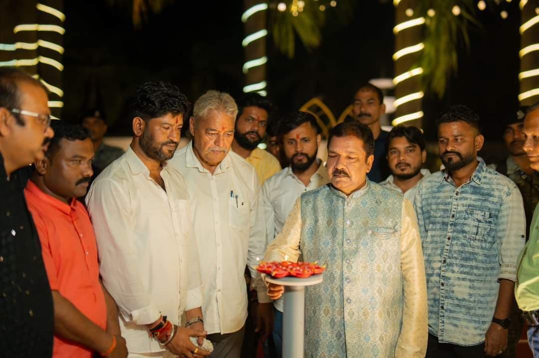 मंत्री डा दिलीप कुमार जायसवाल ने परिवार व कार्यकर्ताओं के साथ मनायी दीवाली