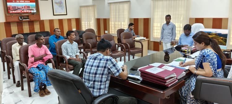 डीएम ने लोगों की सुनी फरियाद, कई मामले निबटाये