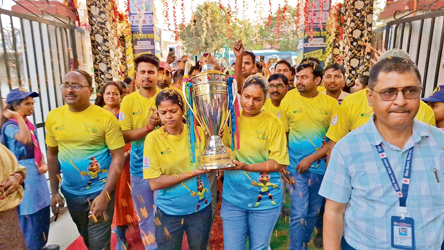 Gopalganj News : एशियन हॉकी चैंपियन ट्रॉफी गौरवयात्रा का प्रशासन ने किया स्वागत, डीएम-एसपी ने खिलाड़ियों का बढ़ाया मान