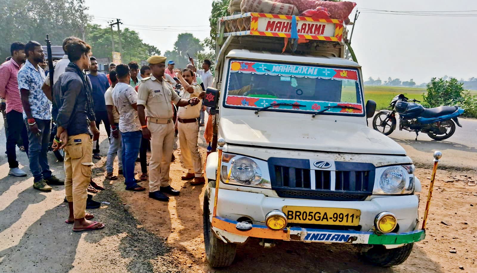 Chhapra News : पिकअप की चपेट में आने से बाइक सवार दो युवक घायल