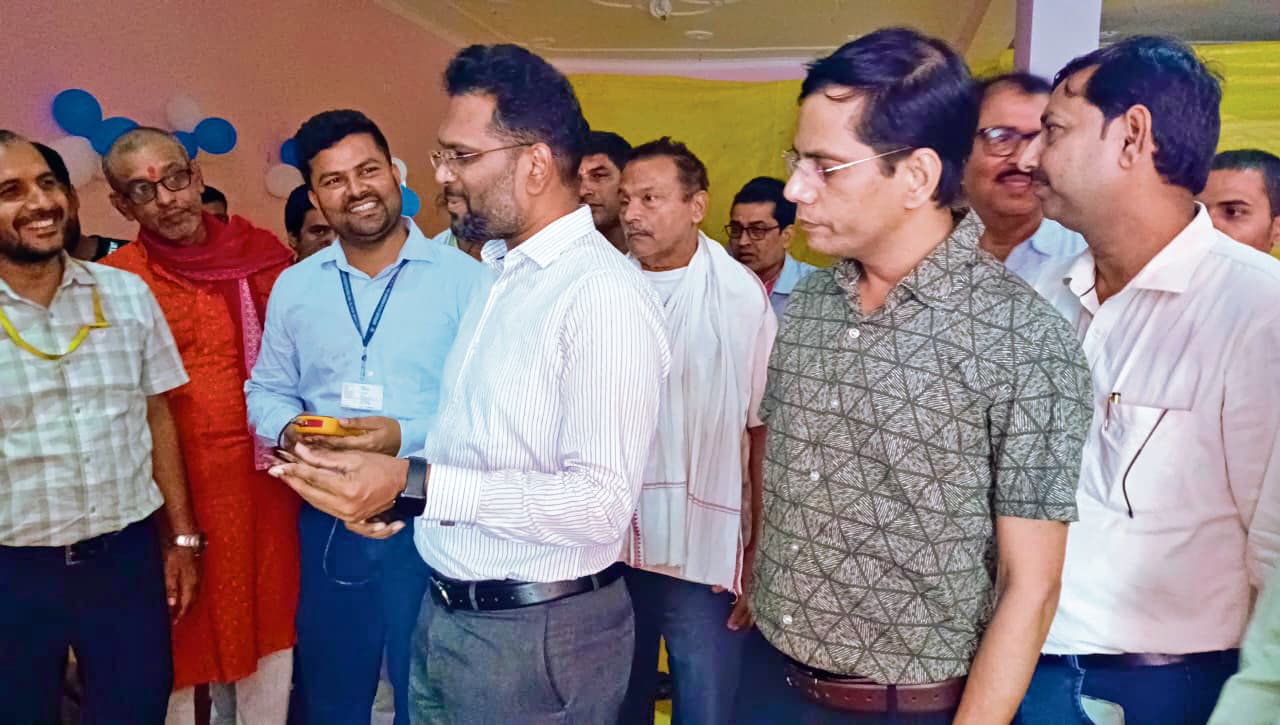 Gopalganj News  : नगर परिषद पैक्स में 28 क्विंटल धान खरीद कर डीएम ने किया शुभारंभ