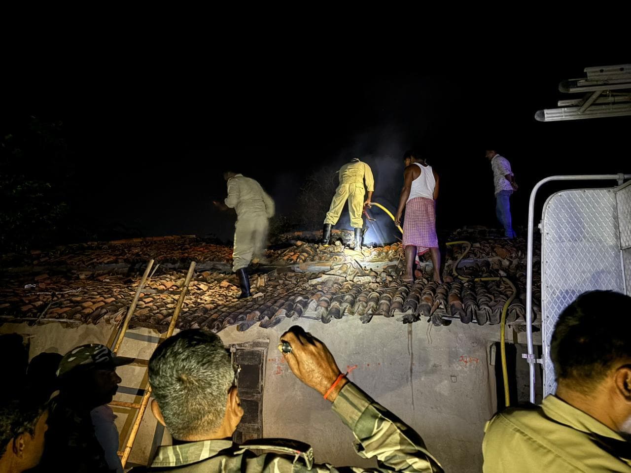 Giridih News : पटाखे की चिंगारी से खपरैल घर में लगी आग