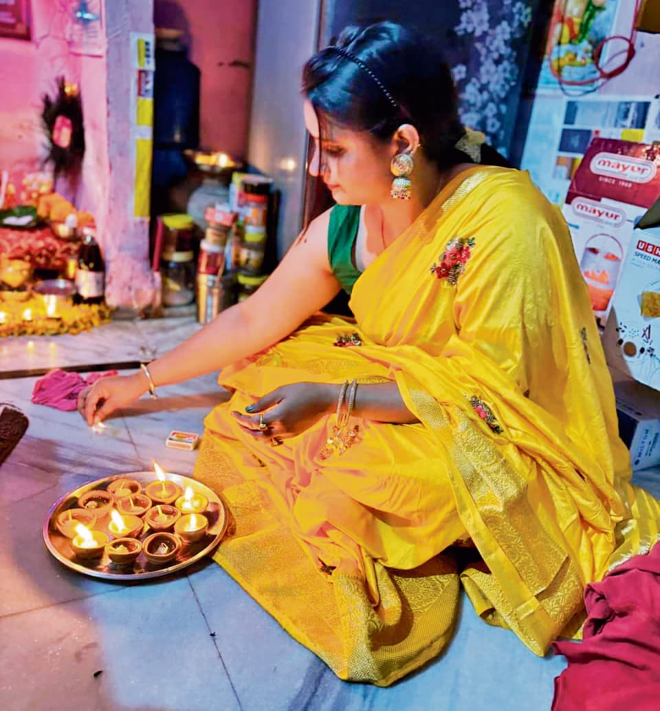 Gopalganj News  : जिले में 10.2 करोड़ के बिके पटाखे, जमकर हुई आतिशबाजी, खूब जलायीं फुलझड़ियां