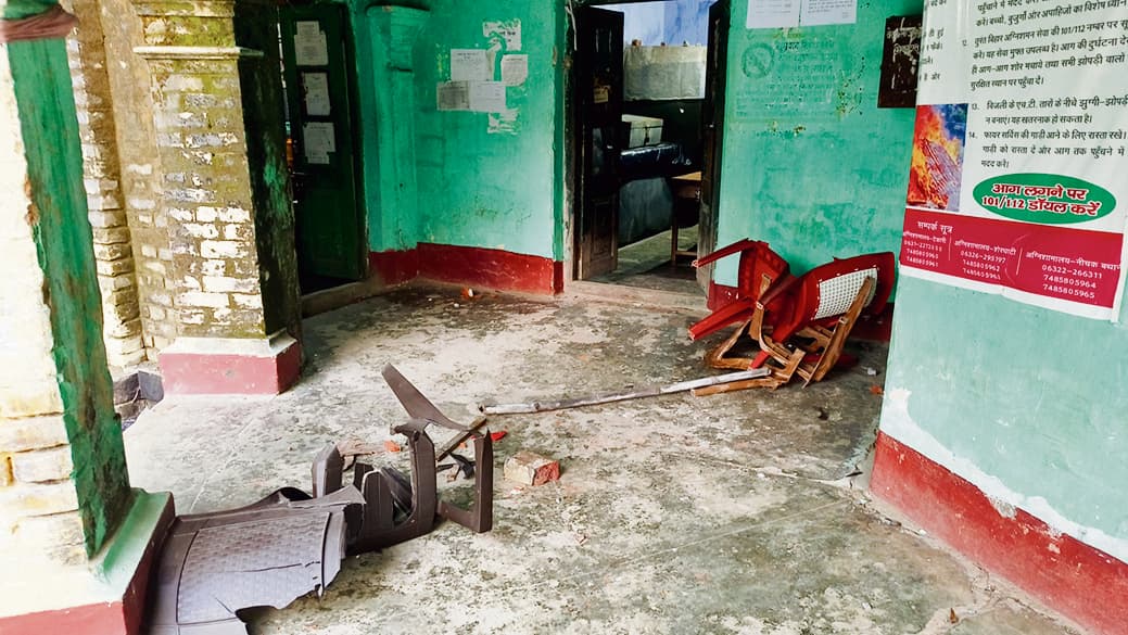 Gaya News : अनशन तुड़वाने गये एसडीओ पर ग्रामीणों ने किया पथराव