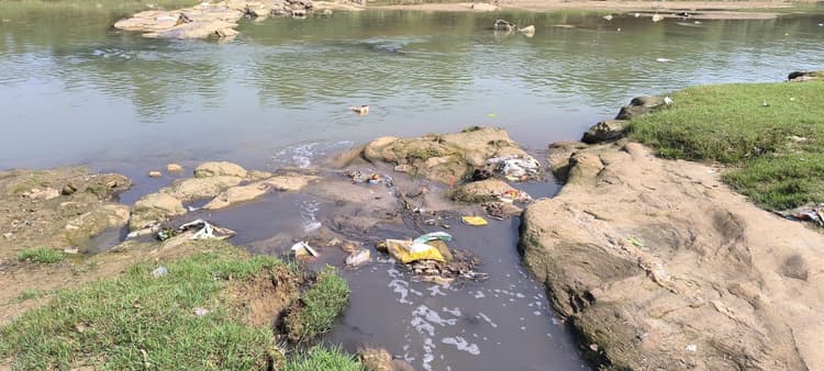 Giridh News :छठ घाटों में पसरी है गंदगी, उसरी नदी में गिर रहा है नालों का पानी