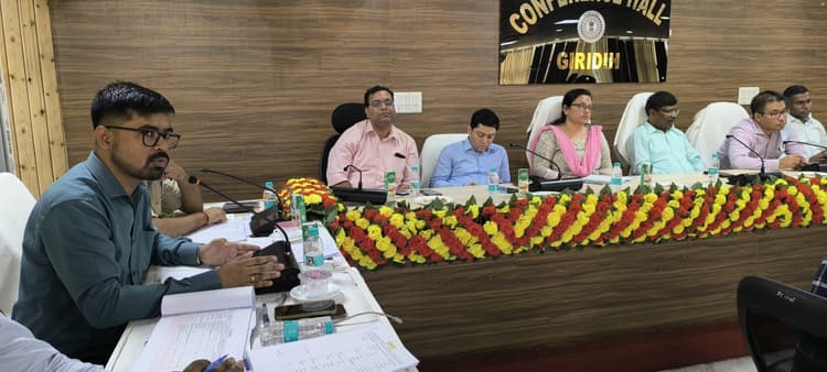 Giridh News : निष्पक्ष व भयमुक्त चुनाव को ले प्रेक्षकों ने की कार्यों की समीक्षा