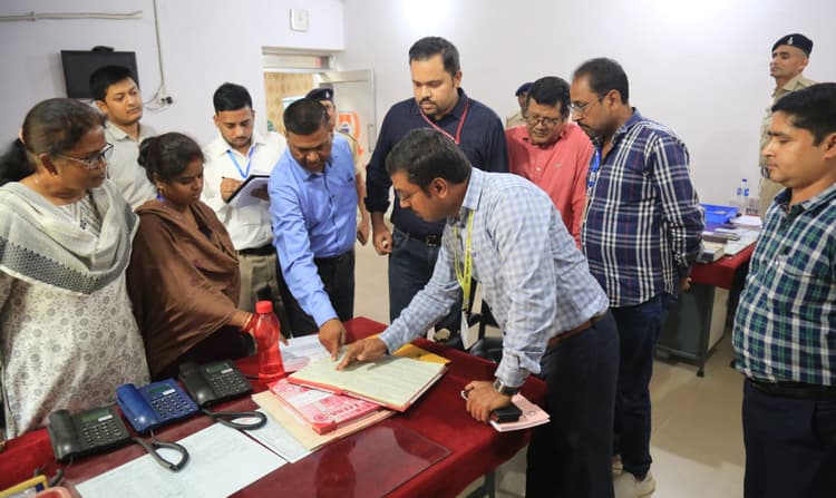 BOKARO NEWS: सामान्य व व्यय प्रेक्षक ने किया मीडिया व एमसीएमसी कोषांग का निरीक्षण