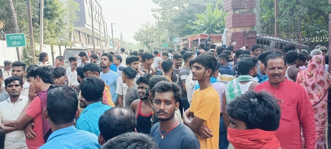 तेज रफ्तार कार ने दो लोगों को कुचला, किसान की घटना स्थल पर मौत, हंगामा