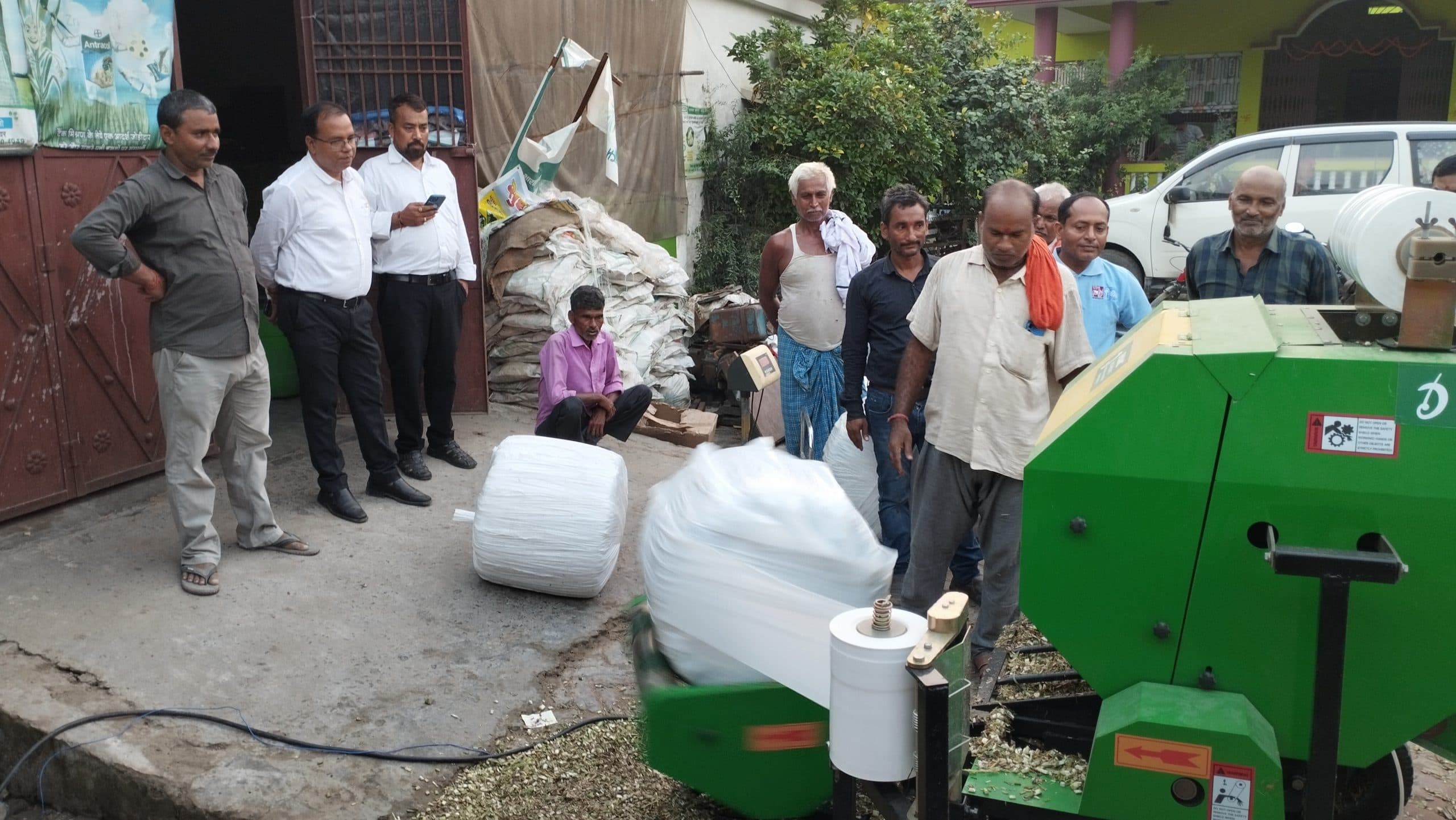 जिले का पहला साइलेज मेकिंग मशीन का रोसड़ा में शुभारंभ