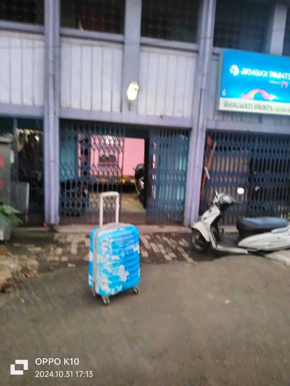 Dhanbad News : निरसा चौक पर अज्ञात सूटकेस मिलने से अफरातफरी