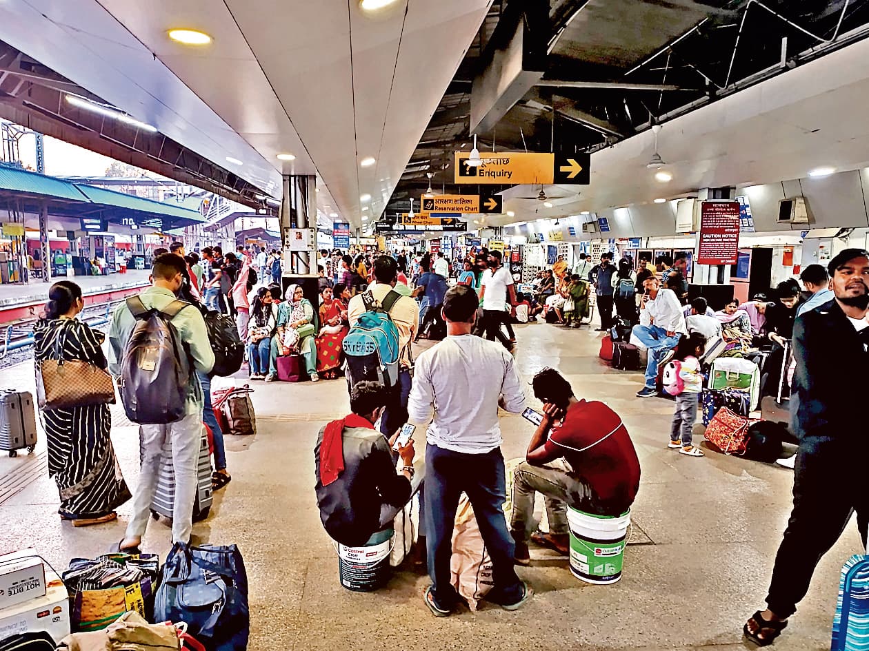 Ranchi News : छठ महापर्व को लेकर ट्रेनों में भीड़ शुरू