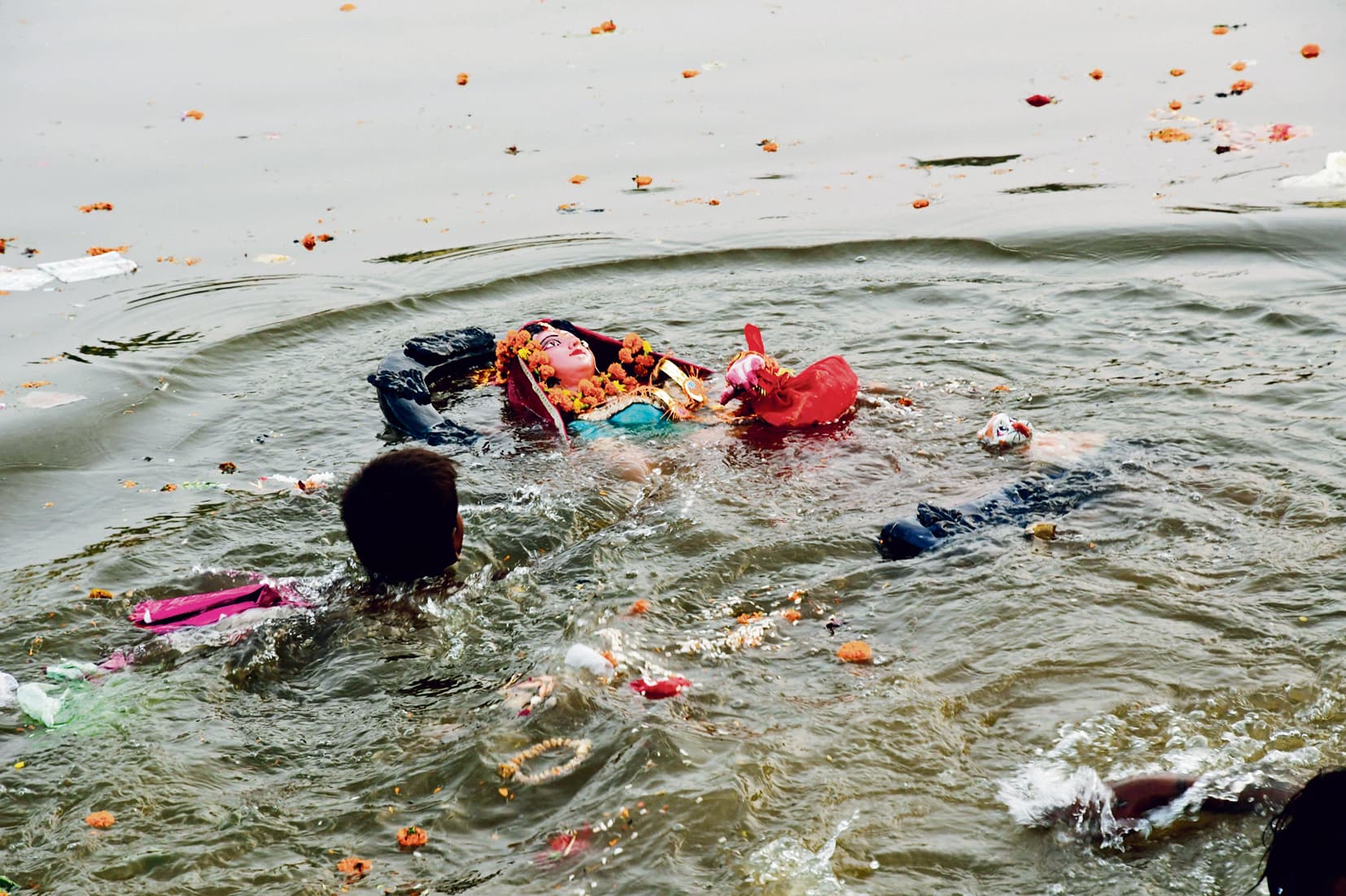 देर रात तक होता रहा मूर्तियों का विसर्जन