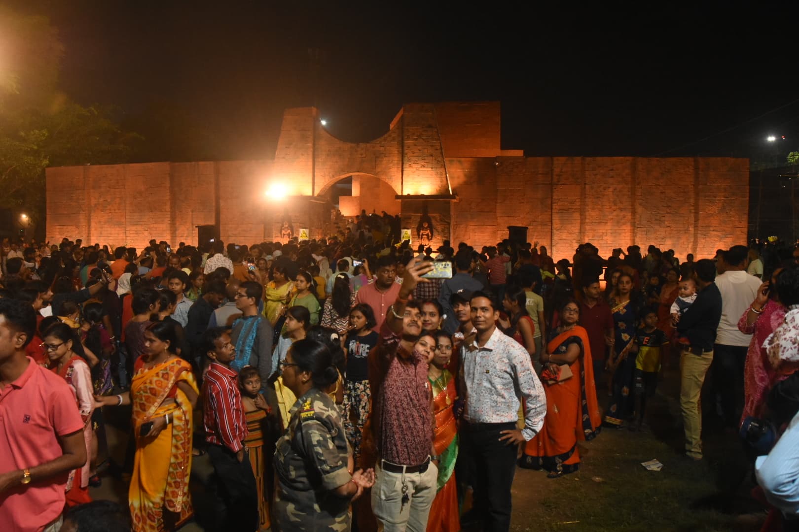 dhanbadnews: रोशनी से नहाया गांव-शहर, खूब हुई आतिशबाजी