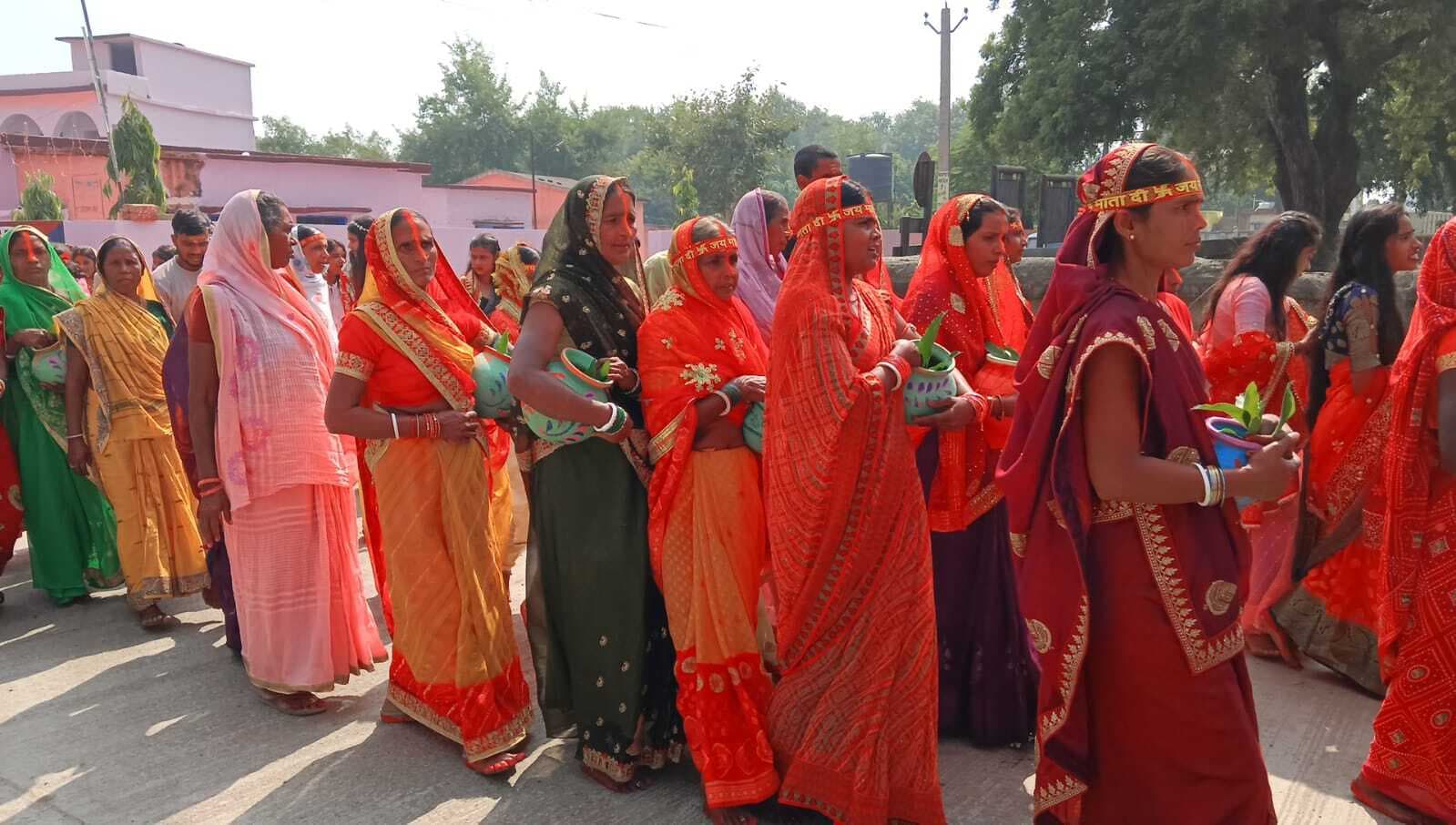 पाती गांव में नौ दिवसीय दुर्गापाठ को लेकर निकाली गयी कलशयात्रा