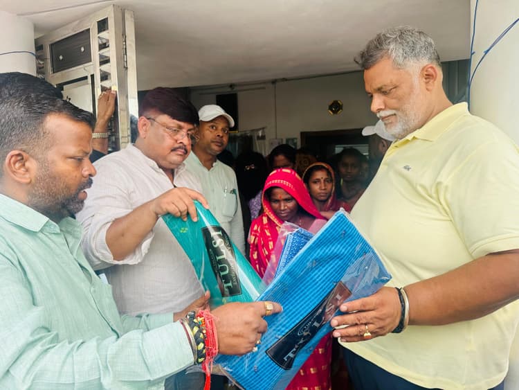 सांसद ने छठ व्रतियों के बीच किया साड़ी वितरण, दी आर्थिक मदद