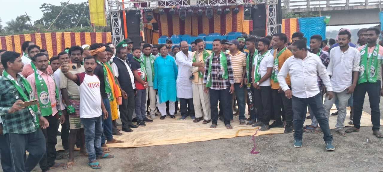 बड़ासिंहपुर गांव में दर्जनों लोगों ने ली झामुमो की सदस्यता