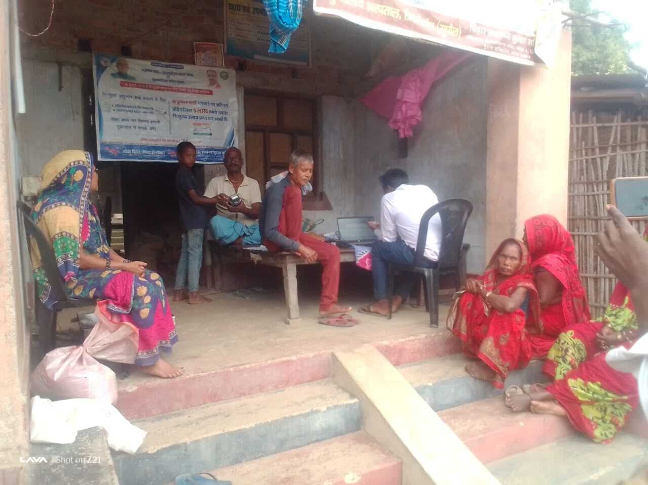 बिना राशन कार्डधारी 70 साल से अधिक उम्र के 42 लोगों का बना आयुष्मान कार्ड