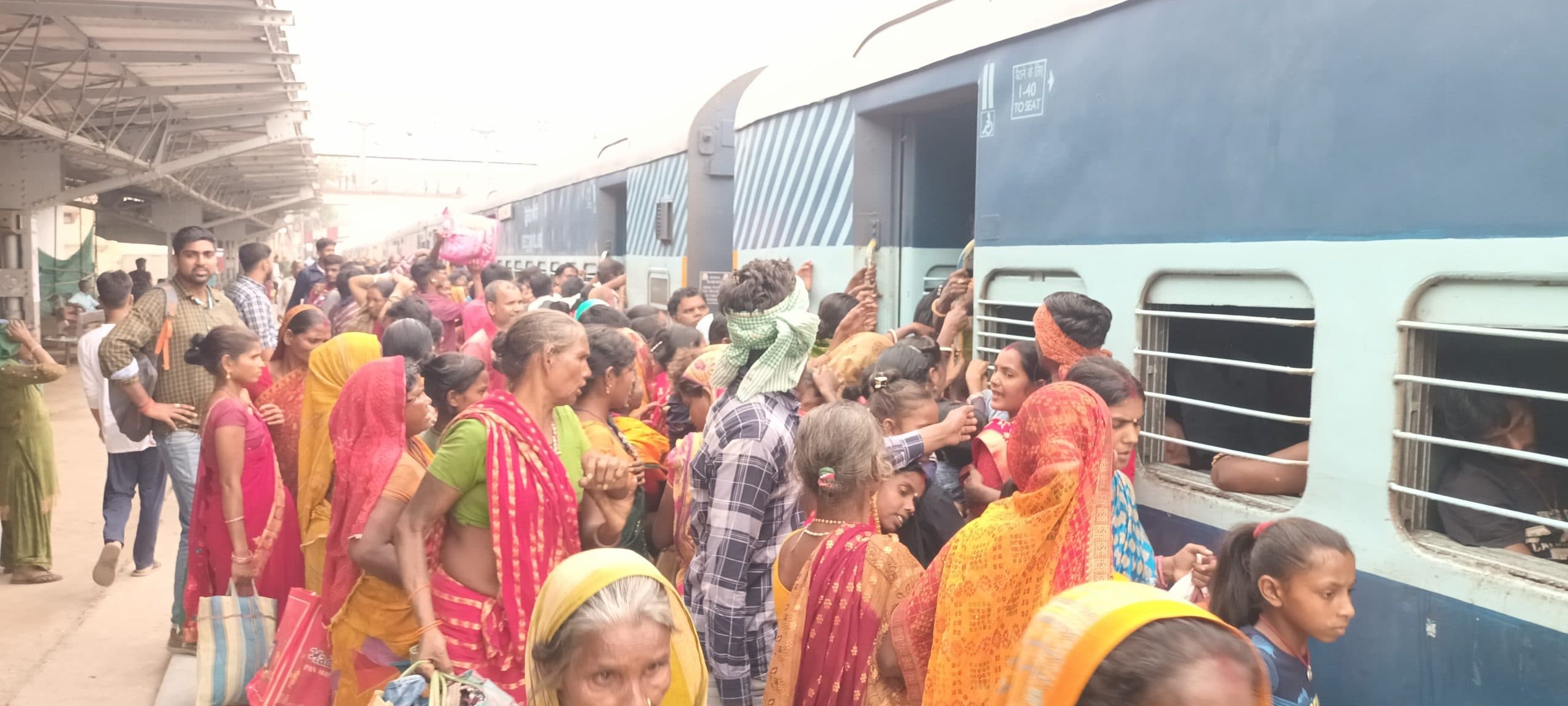 मनिहारी गंगा स्नान को जानकी एक्सप्रेस से छठव्रती हुए रवाना