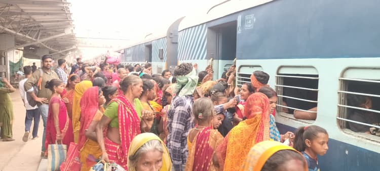 मनिहारी गंगा स्नान को जानकी एक्सप्रेस से छठव्रती हुए रवाना