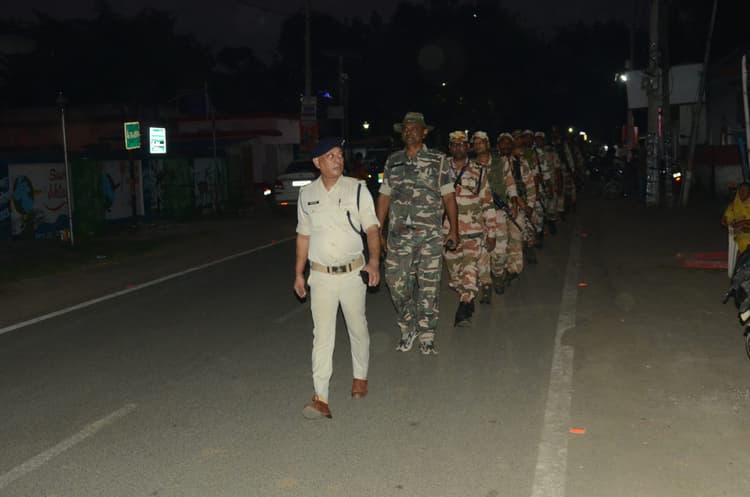 पुलिसकर्मियों ने शहर में निकाला फ्लैग मार्च, चुनाव में शांति व कानून व्यवस्था बनाये रखने की अपील