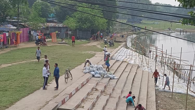 आस्था के महापर्व छठ पर घाटों की सफाई का कार्य जारी