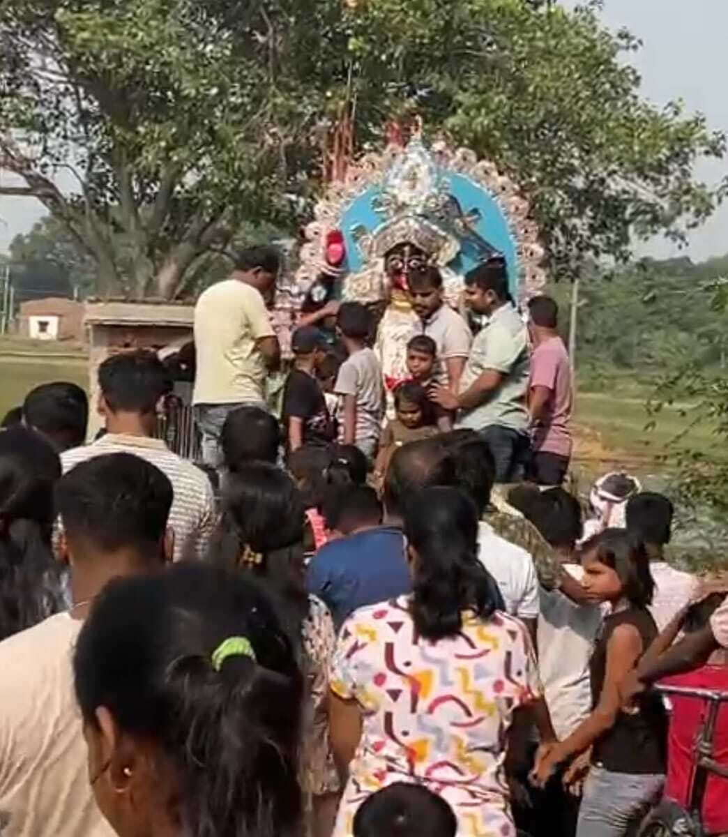 नम आंखों से मां काली की प्रतिमा का किया गया विसर्जन