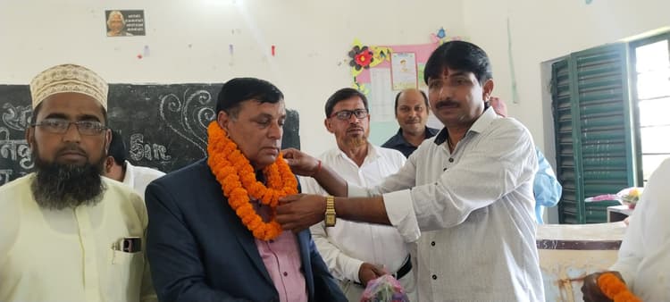 शिक्षकों ने शॉल ओढ़ाकर बीइइओ को दी विदाई