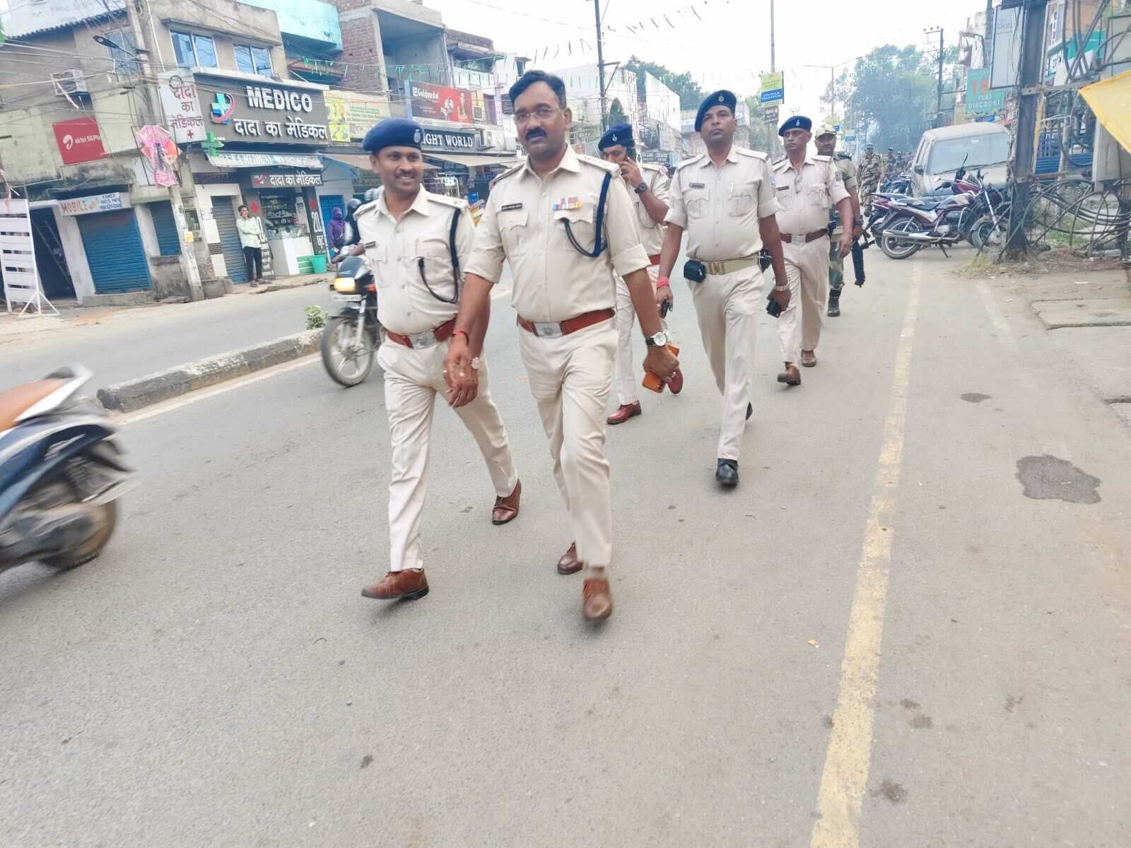 Jamshedpur News : शहर में पुलिस और अर्द्ध सैनिक बलों ने किया फ्लैग मार्च