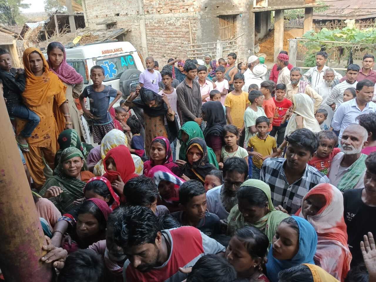 डायल 112 वाहन के पुलिस के खिलाफ लोगों का फूटा गुस्सा, पथराव से वाहन का शीशा क्षतिग्रस्त, ठोकर से 60 वर्षीय व्यक्ति की मौत