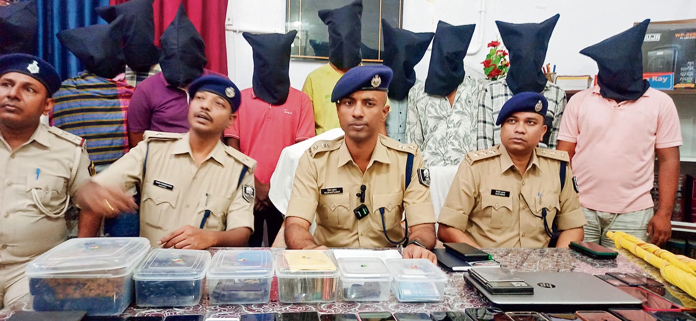 डेढ़ करोड़ रुपये की हेरोइन के साथ 11 गिरफ्तार