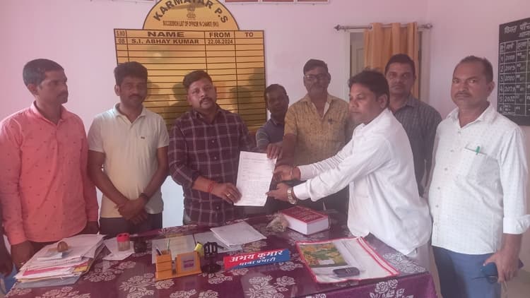 थाना प्रभारी से की गयी विद्यालय में चोरी होने की शिकायत