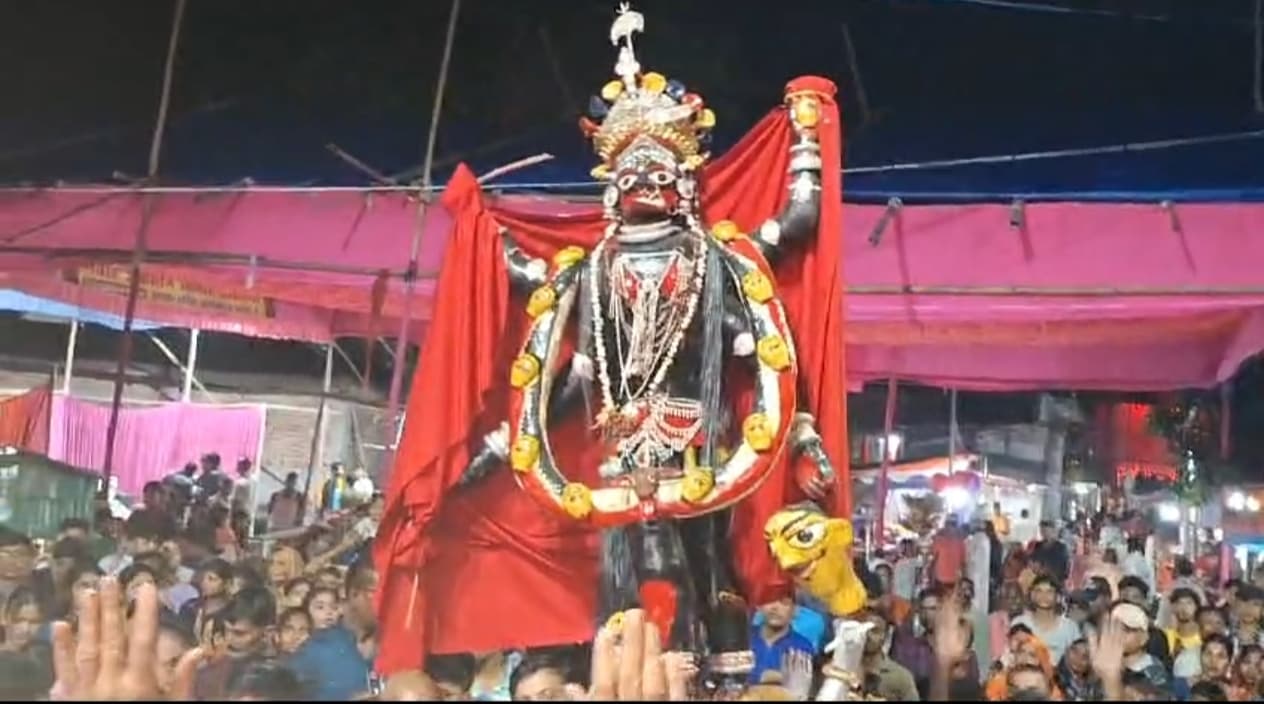 नम आंखों से दी मां काली को विदाई