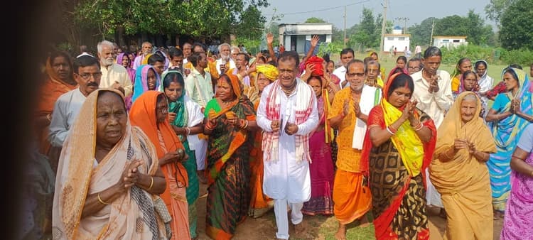 पहाड़गोड़ा स्थित गिरिधारी मंदिर में गोवर्धन की हुई पूजा