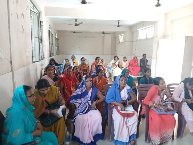 कार्य में उपेक्षा बरतने वाली आधा दर्जन आशा से स्पष्टीकरण